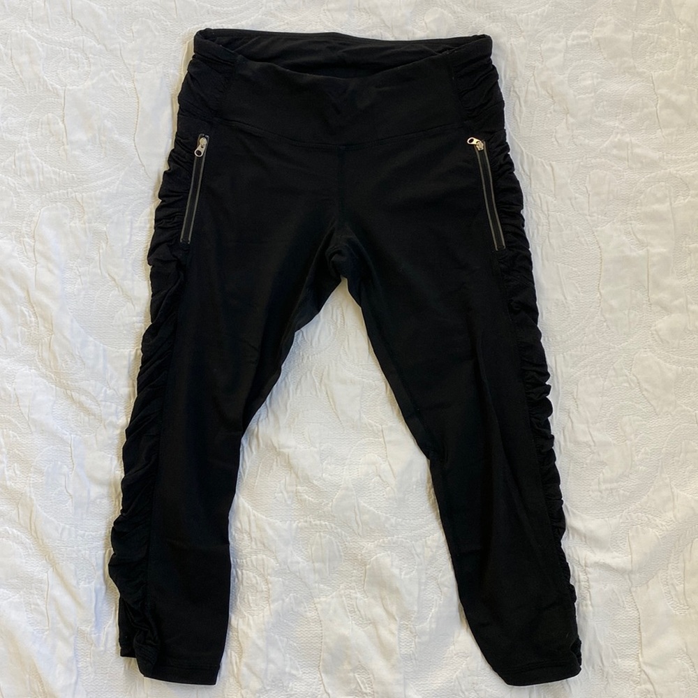 Lululemon crop leggings black size 6 zipper pockets